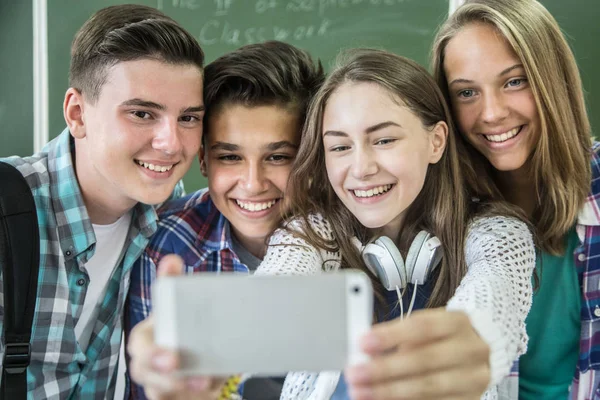 Groupe Adolescents Faisant Selfie Amusant Classe — Photo