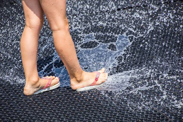 Bambini Giocano Con Gli Spruzzi Nella Fontana Della Strada — Foto Stock