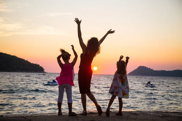 Молода Жінка Двома Дітьми Захоплюється Заходом Сонця Узбережжі Моря Силует — стокове фото