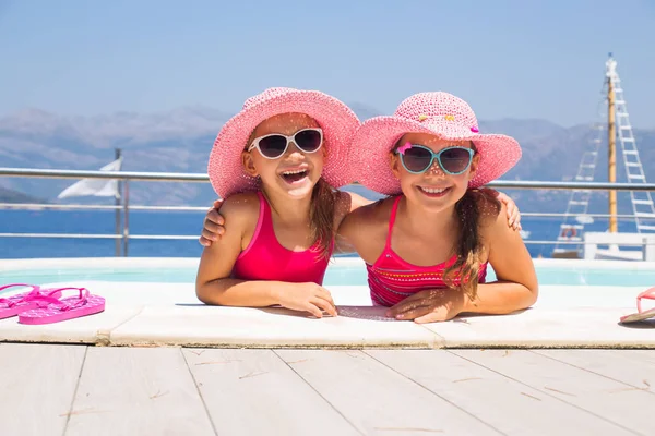 Dziewczynki Siedząc Plaży Opalać Się Słońcu — Zdjęcie stockowe
