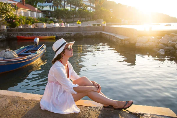 Beautiful Young Girli Sits Beach Southern Sea Resort Sunset — Stock Photo, Image
