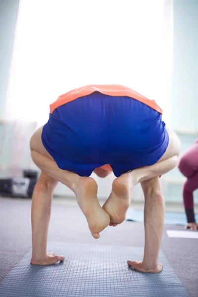Hombre Practicando Yoga Club Salud — Foto de Stock