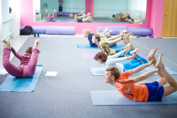 人在健康俱乐部练习瑜伽 — 图库照片