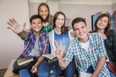 Öğrenci okulda sınıfta oturma grubu