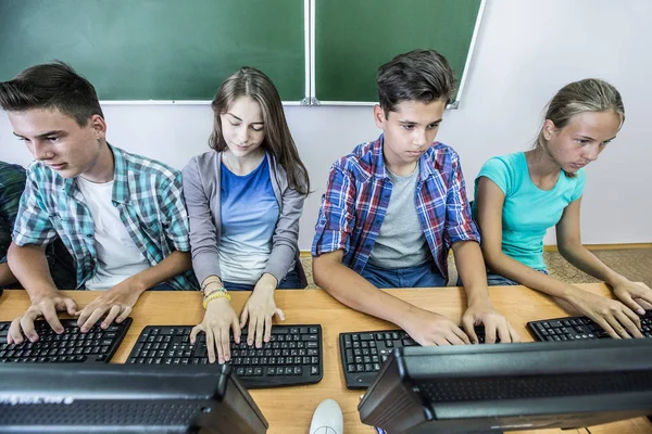 Grupo Estudantes Trabalhando Computadores Sala Aula — Fotografia de Stock