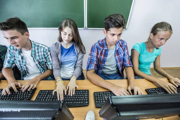 Gruppo Studenti Che Lavorano Presso Computer Aula — Foto Stock