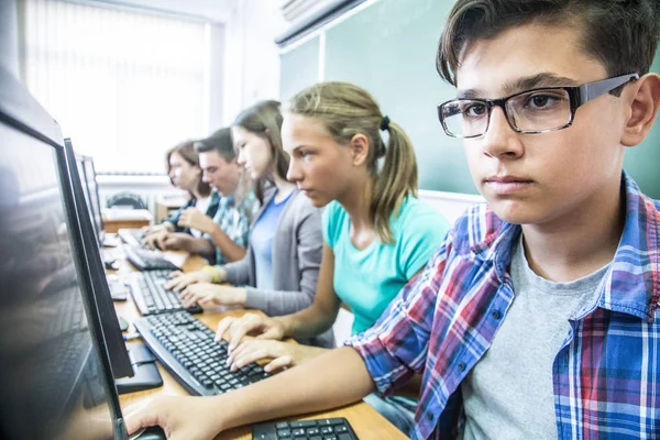 Öğrenci Sınıfta Bilgisayarlardaki Çalışma Grubu — Stok fotoğraf