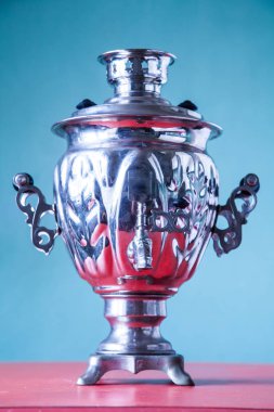 Eski Rus semaver üzerinde tablo antikalar Müzesi.