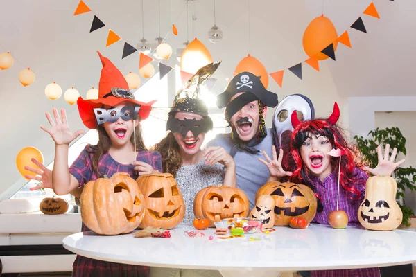 Lycklig Familj Firar Halloween Hemma — Stockfoto