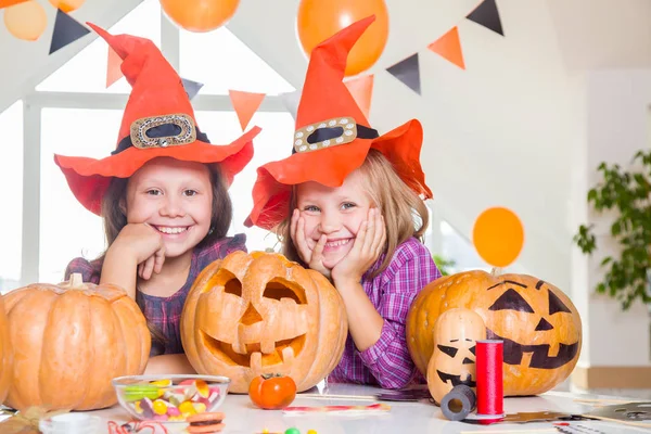 Zwei Kleine Mädchen Kostümen Mit Kürbissen Zur Halloween Feier — Stockfoto