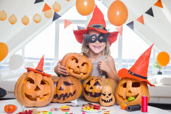 Klein Meisje Kostuums Met Pompoenen Voor Halloween Feest — Stockfoto