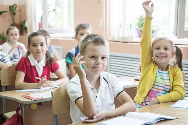 Παιδιά Από Δημοτικό Σχολείο Σηκώσει Χέρι Μάθημα Στην Τάξη — Φωτογραφία Αρχείου