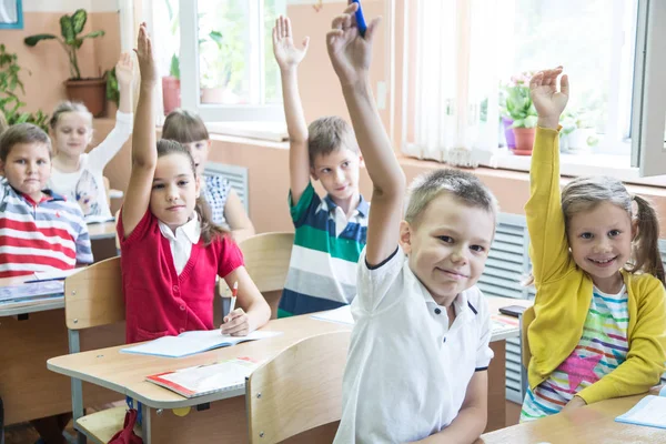 Kinderen Van Basisschool Tot Het Optrekken Van Hand Les Klas — Stockfoto