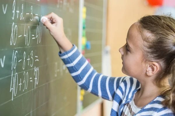 Liseli Kız Ayakta Blackboard Formülü Ile Yakın — Stok fotoğraf