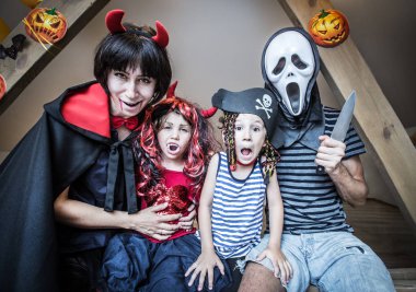 Aile kostümleri Cadılar Bayramı evinde eğlenir