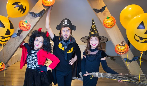 Niños Jugando Ático Casa Unas Vacaciones Halloween — Foto de Stock