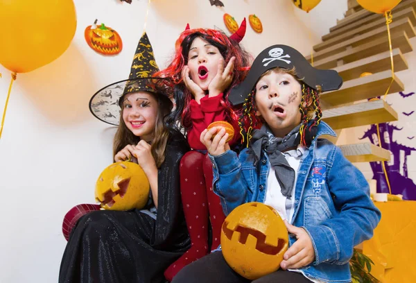 Niños Jugando Ático Casa Unas Vacaciones Halloween — Foto de Stock
