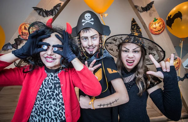 Děti Hrají Podkroví Doma Halloweenské Dovolené — Stock fotografie