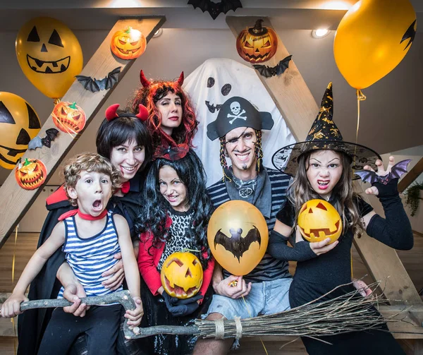 Familia Disfraces Divierte Casa Halloween —  Fotos de Stock