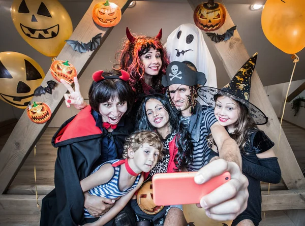 Velká Rodina Dělá Selfie Halloween Kostýmy — Stock fotografie