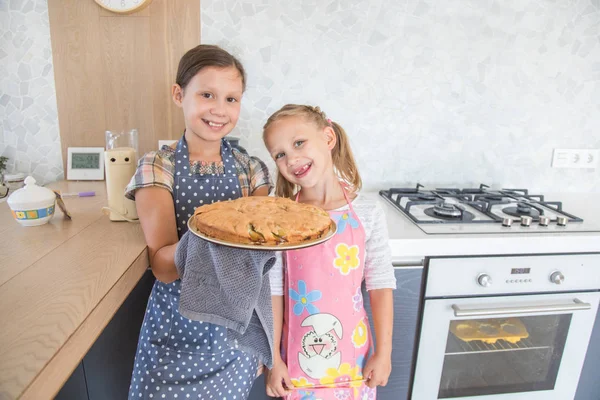 Маленькие Девочки Сами Приготовили Чарок Духовке Кухне Дома — стоковое фото