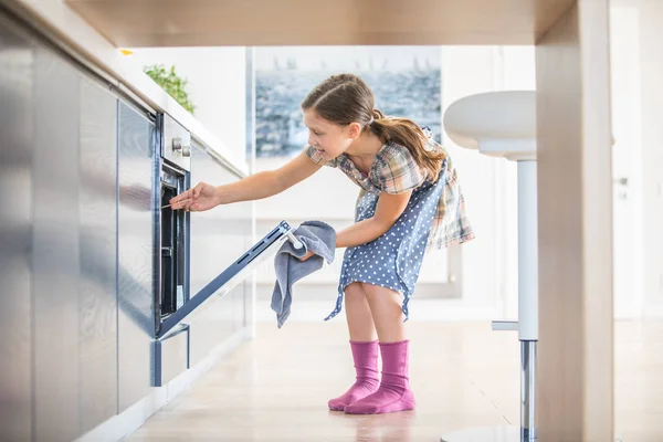 Little Girls Get Charlotte Out Oven Kitchen — Stock Photo, Image