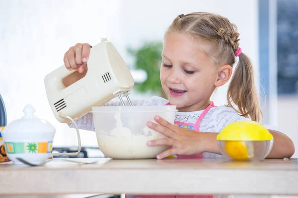 Mała Dziewczynka Sama Wyrabia Ciasto Gorczycy Kuchni Domu — Zdjęcie stockowe