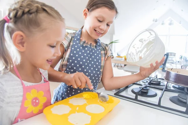 küçük kız kardeş hamur için sharloks evde mutfakta yemek