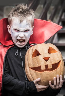 küçük çocuk eğrisi tatilde peri kostümü yüzleri Cadılar Bayramı