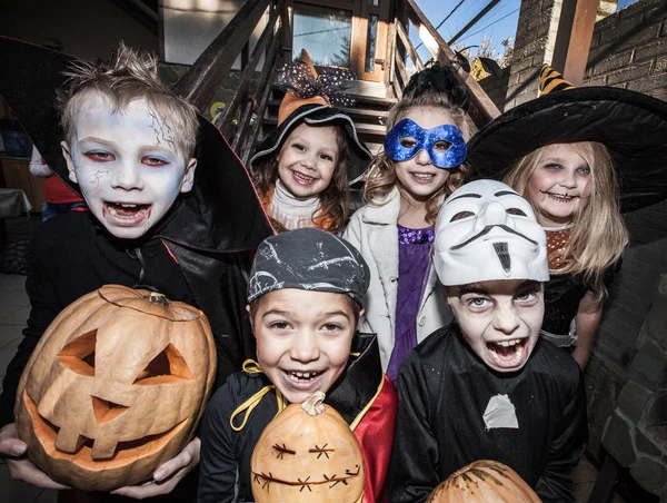 Дети Кривые Лица Сказочном Костюме Праздник Хэллоуин — стоковое фото