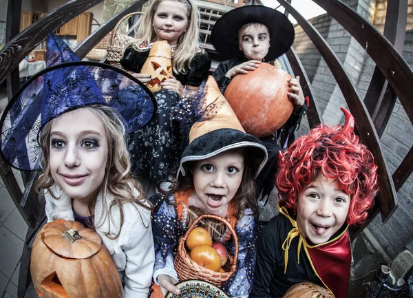 Krzywa Dzieci Stoi Strój Wróżki Wakacje Halloween — Zdjęcie stockowe