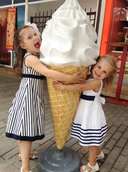 Дві Маленькі Дівчата Обіймають Великий Макет Морозива — стокове фото