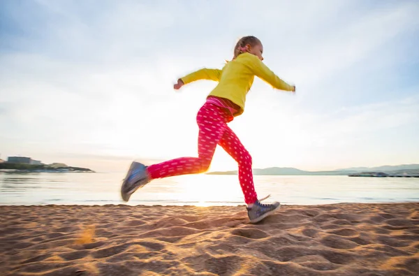 Söt Liten Flicka Kör Längs Strand Vid Havet Höstdag Siluett — Stockfoto