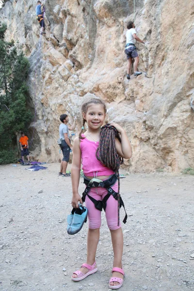 Kislány Hegymászó Felszerelés Egy Kötéllel Háttérben Hegymászás Sín — Stock Fotó