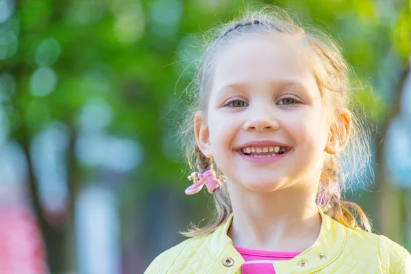 Portret Van Een Schattig Klein Meisje Achtergrond Van Natuur — Stockfoto