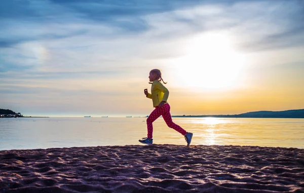 Мила Маленька Дівчинка Біжить Уздовж Морського Пляжу Осінній День Силует — стокове фото