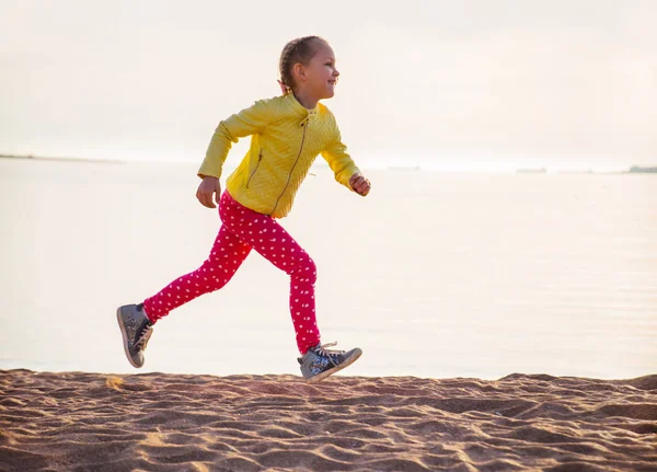 Söt Liten Flicka Kör Längs Strand Vid Havet Höstdag Siluett — Stockfoto