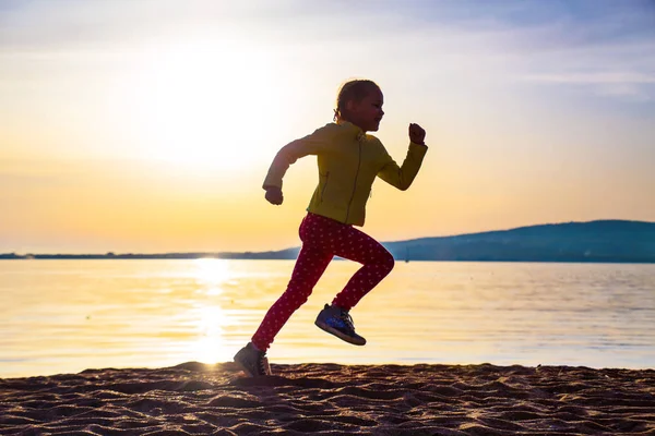 Mignonne Petite Fille Courant Long Plage Mer Jour Automne Silhouette — Photo