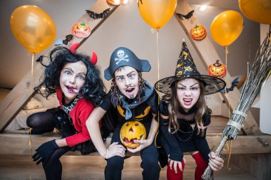 Çocuklar cadılar bayramında tavan arasında oynuyorlar.