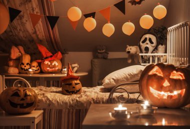 bir çocuk yatak odası iç gece aydınlatma Cadılar Bayramı tatil için dekore edilmiş