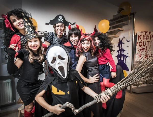 Grande Famille Costumes Amuse Dans Maison Halloween — Photo