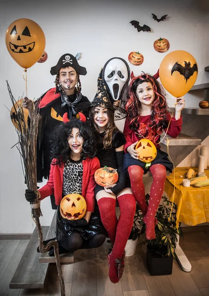 Děti Hrají Podkroví Doma Halloweenské Dovolené — Stock fotografie