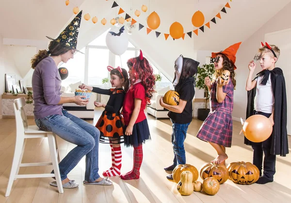 Los Niños Felices Piden Regalo Para Una Fiesta Halloween — Foto de Stock