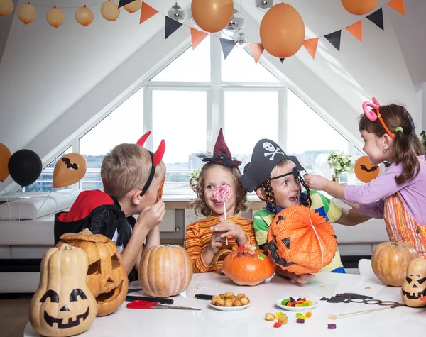 Grupo Niños Divertidos Traje Celebran Juntos Una Fiesta Halloween — Foto de Stock