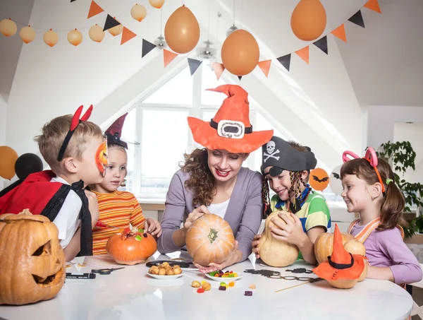 Små Barn Med Deras Mor Färg Baksidan Semestern Halloween — Stockfoto