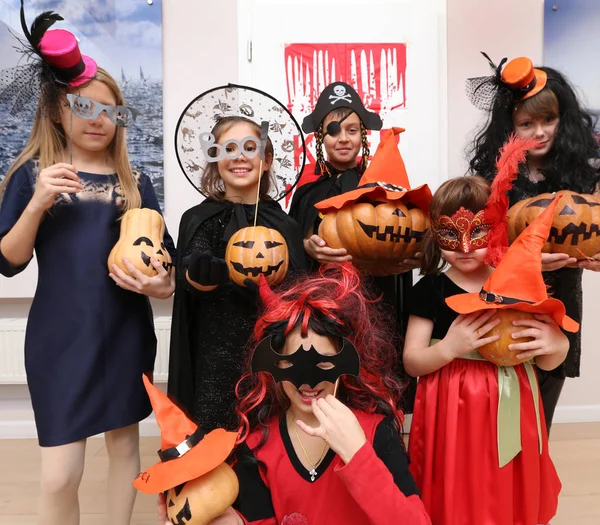 Skupina Zábavných Dětí Kostýmech Slaví Společně Halloween Party — Stock fotografie
