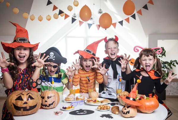 Kostümlü Bir Grup Komik Çocuk Cadılar Bayramı Partisini Birlikte Kutluyor — Stok fotoğraf