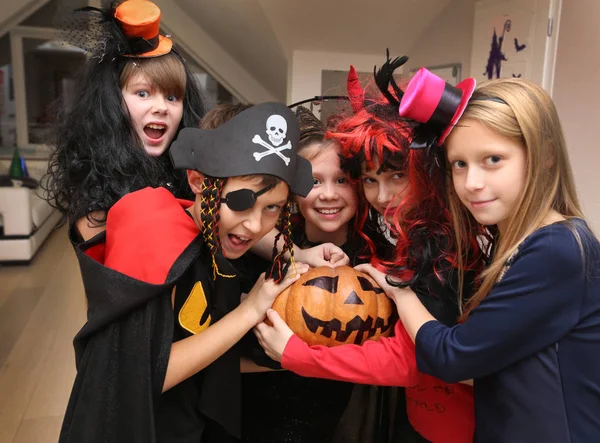 Gruppe Lustiger Kostümierter Kinder Feiert Gemeinsam Eine Halloween Party — Stockfoto