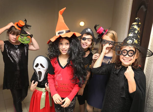 Grupo Crianças Engraçadas Traje Celebrar Juntos Uma Festa Halloween — Fotografia de Stock