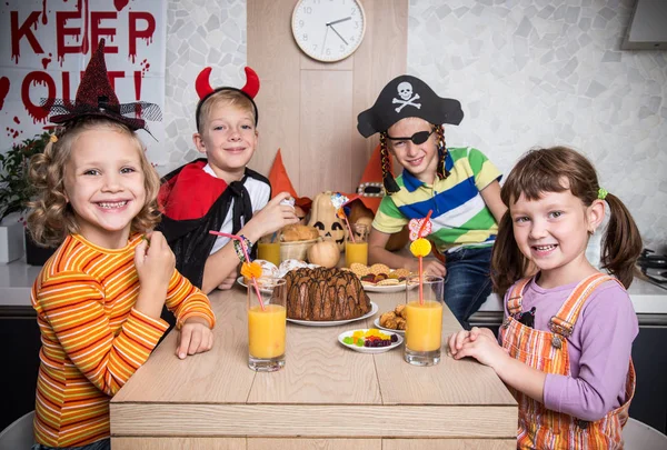 Kostümlü Bir Grup Komik Çocuk Cadılar Bayramı Partisini Birlikte Kutluyor — Stok fotoğraf